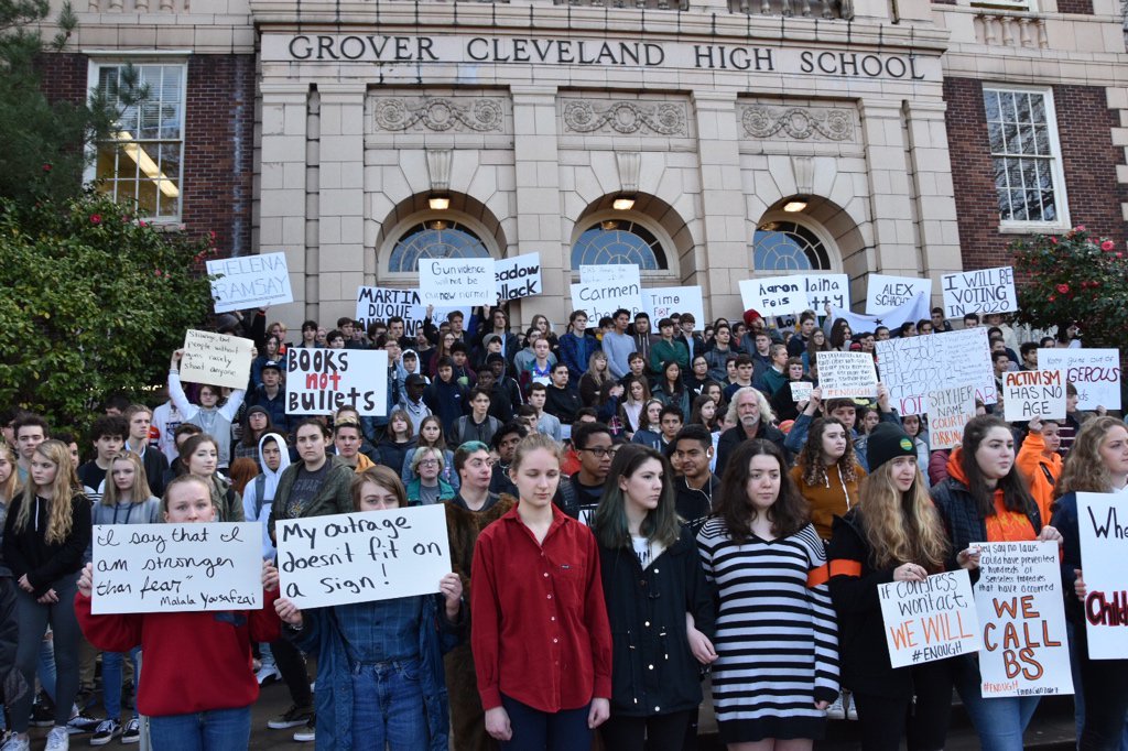 ACLU_OR's tweet photo. Students at Cleveland High School in SE Portland just staged a powerful protest in front of their school. #NationalWalkoutDay  #FirstAmendment https://t.co/WkHBZwkCDv