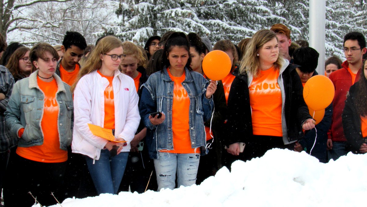 About 800 #Niskayuna students remembered the #ParklandSchoolShooting this morning on #NationalWalkoutDay: dailygazette.com/article/2018/0…