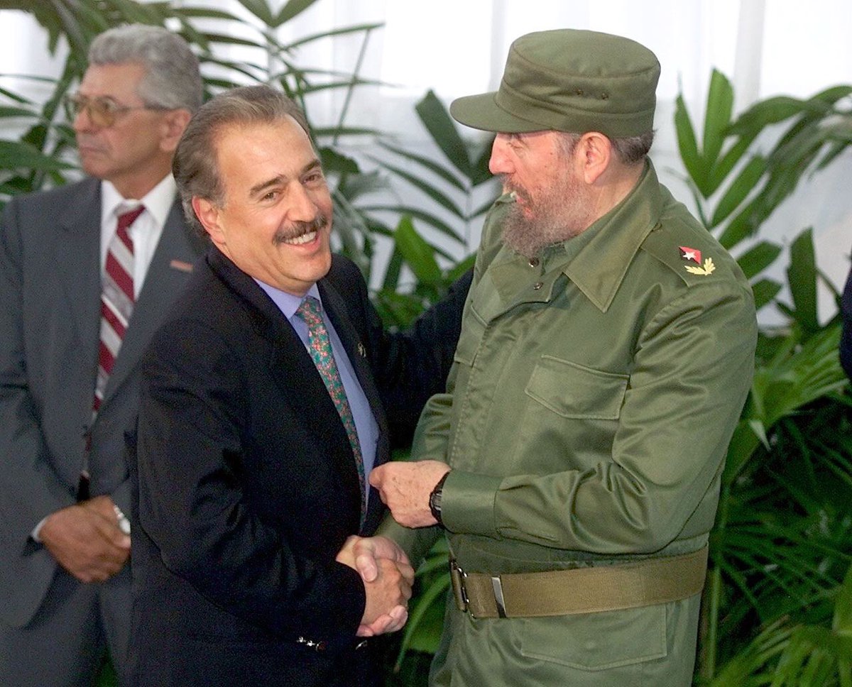 Jacintopingo's tweet photo. @jcpastrana @petrogustavo Estas también son buenísimas! #YLesCreen ellos lo abrazaron por años, son los padres del CastroChavismo en Colombia, por eso somos potencia mundial👍🏻 https://t.co/8MqODhKFWx