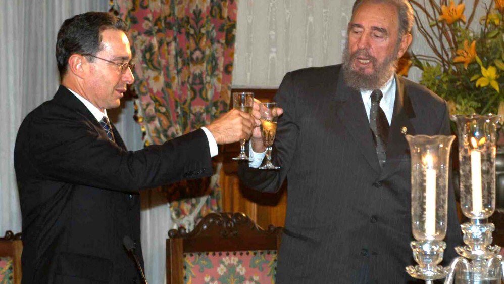 Jacintopingo's tweet photo. @jcpastrana @petrogustavo Estas también son buenísimas! #YLesCreen ellos lo abrazaron por años, son los padres del CastroChavismo en Colombia, por eso somos potencia mundial👍🏻 https://t.co/8MqODhKFWx