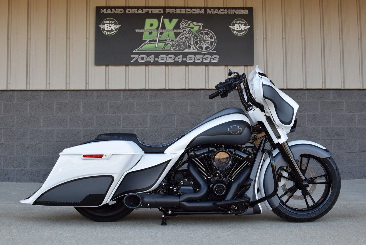 USHarleySales's tweet photo. eBay: 2017 Harley-Davidson Touring 2017 STREET GLIDE SPECIAL FAT TIRE BAGGER *MINT* FRONT https://t.co/GWFqJZBdYX #harleydavidson https://t.co/jSNEiuLold