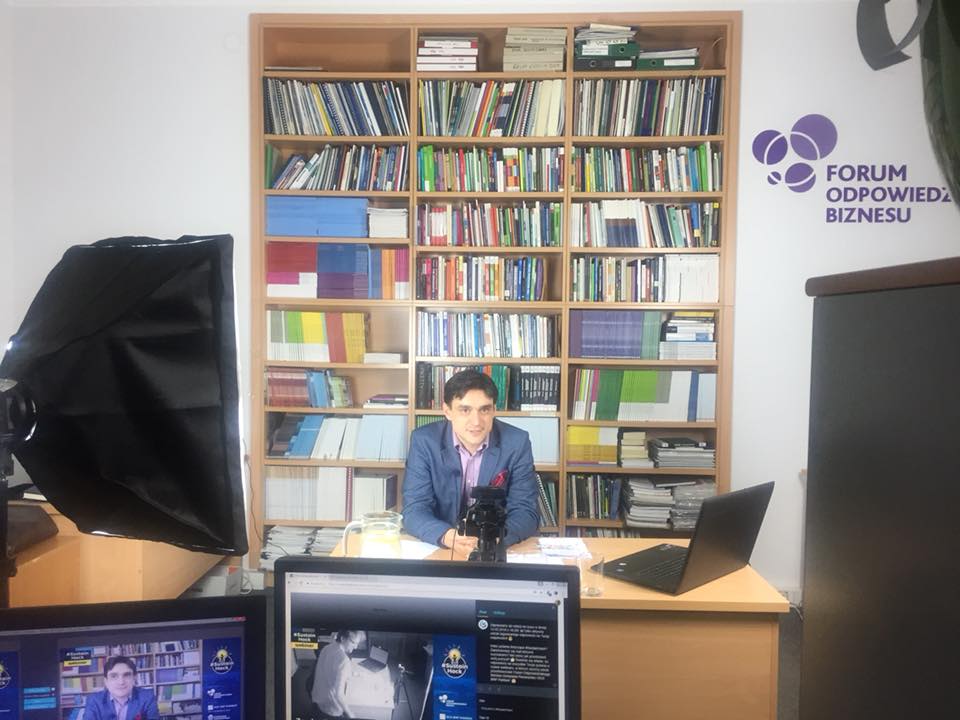 FOB_Poland's tweet photo. Masz pytania dotyczące #SustainHack? Zastanawiasz się nad którymś wyzwaniem? Nie wiesz jak przedstawić swój pomysł? Na te i wiele innych pytań odpowiadają goście webinaru https://t.co/nRFAjUWmpq #CSRwPL #hackaton @wzmacniaczorg https://t.co/DmsPJbAxj6