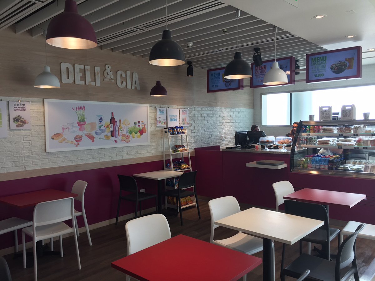 Areas_ES's tweet photo. 🥙 En el nuevo Deli&Cia del #aeropuerto AMB de #SantiagodeChile ☕️ el #viajero puede encontrar una amplia gama de productos #saludables para antes de su viaje 🍎🍣 #SavorYourWay #DeliciaAreas #TimeSavored https://t.co/2glHYrXkHW