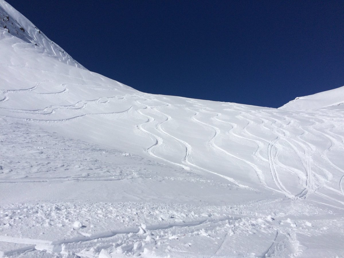 JuBarth78's tweet photo. Zitat des Tages: „Der Arlberg liefert immer.“ Auf jeden Fall hat er heute nicht zu viel versprochen. #nofriendsonpowderdays https://t.co/M1uVAjHuWS