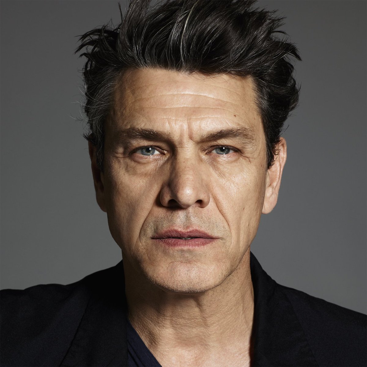 Découvrez le visuel du prochain album de Marc Lavoine « Je reviens à toi » qui sortira le 18 mai prochain ! 
Il est disponible dès maintenant en précommande physique, ainsi qu’une édition limitée vinyle blanc en exclusivité sur sa boutique officielle ⬇
MarcLavoine.lnk.to/JeReviensAToiA…