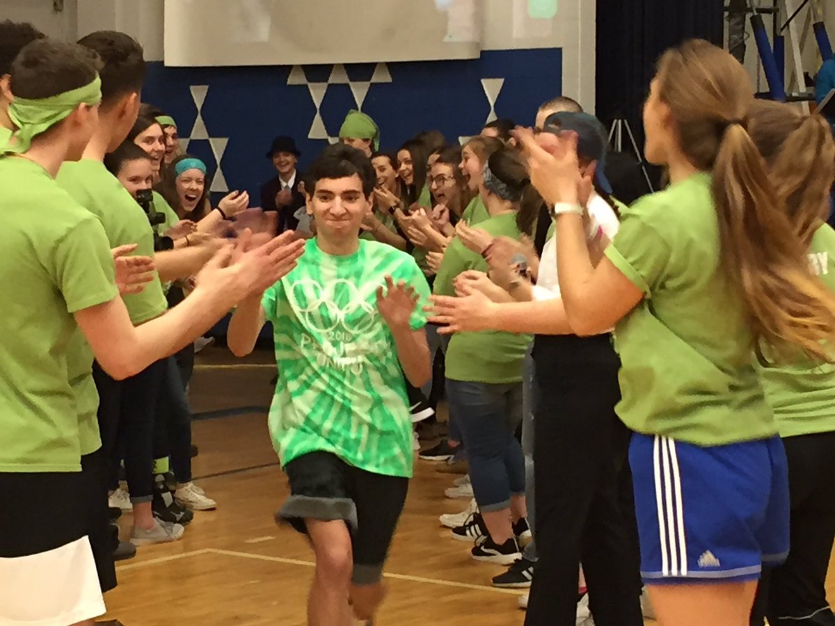 ledfordshyenne's tweet image. I love these kids #projectunify 💚💚💚