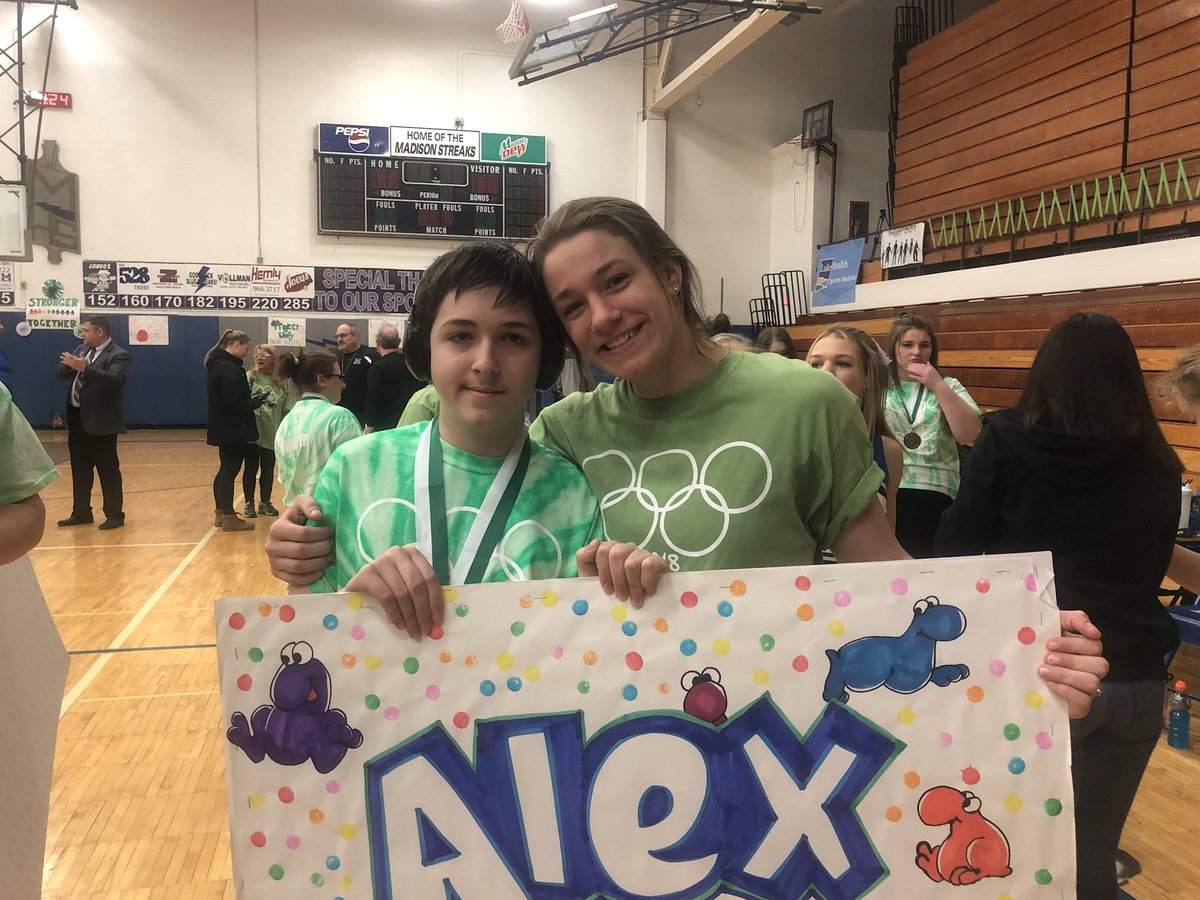 ledfordshyenne's tweet image. I love these kids #projectunify 💚💚💚