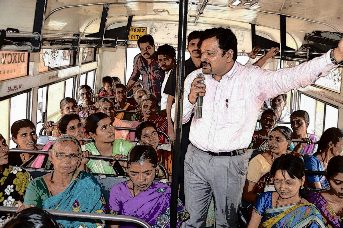 rakeshmanthani's tweet photo. Everyday, innovative measures are taken to bring about behavioural change for a cleaner future. Today, District Collector of Jogulamba, Telangana, interacted with people in a public bus, where he talked about the importance of safe#sanitation &amp; daily toilet usage @SwachhAdilabad https://t.co/LKgKuxBncl