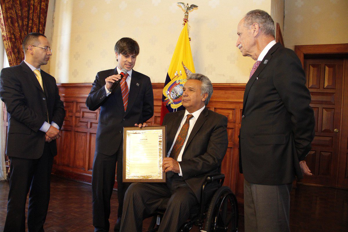 Esta mañana he recibido una distinción de parte de la Cámara de Turismo de Pichincha.  Es una gran alegría saber que el trabajo empezado hace décadas sigue robusteciéndose. Vivimos en un país extraordinario y desde el gobierno nacional seguiremos apoyando el desarrollo turístico.