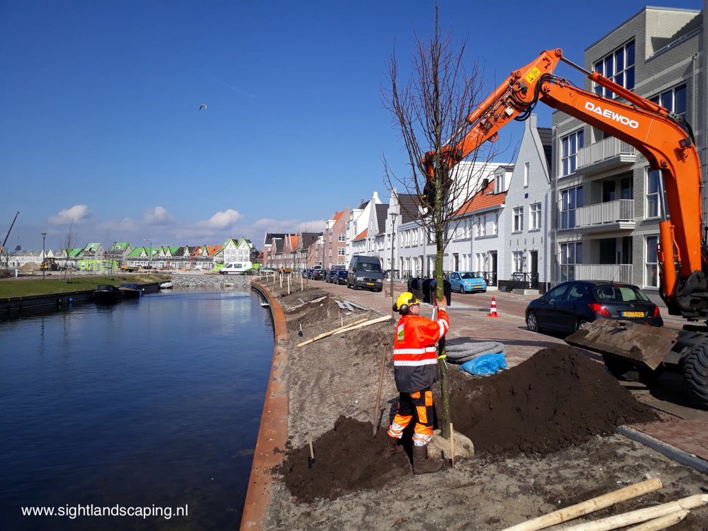 StrandEiland's tweet photo. RT @SIGHTLS: Hoe mooi is het als je bomen mag planten tijdens de #boomfeestdag in Harderwijk met het voorjaarsgevoel rondom je in de nieuwe wijk @WaterfrontHwijk in opdracht van @BoskalisNL voorjaar #harderwijk #bomen #groen @Boomfeestdag #sightlandscaping https://t.co/Jt9YxtLL6g