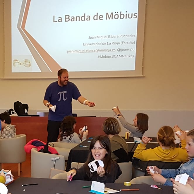 juanripu's tweet photo. Gracias a Pedro Alegria y @mtpibtor por este planazo para el #PiDaySpain2018 .Un lugar maravilloso la Cátedra de Cultura Científica de la @upvehu en el Bizkaia Aretoa de la UPV/EHU para realizar un taller de la Banda de Moebius con un centenar de niños de colegios del País Vasco https://t.co/sUdCqLmwdX