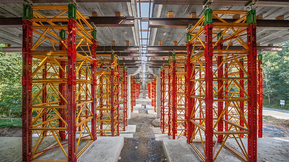 PERIgroup's tweet photo. The #HvězdoniceMotorwayBridge is not only the longest but also the oldest motorway found in the #CzechRepublic. Parts of the bridge were in dire need of #refurbishment, which ran smoothly with the help of #PERI´s #VARIOKIT. #construction #constructionsite #formwork #PERIformwork https://t.co/YNSIbMBh1N