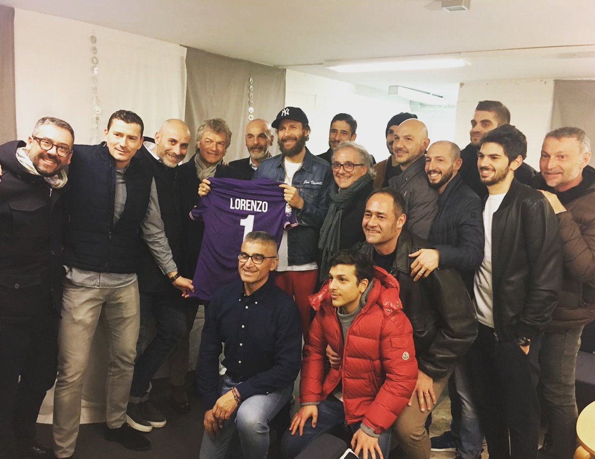 acffiorentina's tweet photo. Grazie a @lorenzojova ! Una maglia speciale da tutta la #Fiorentina. In un momento terribile anche le tue parole e la tua musica hanno un grande valore per tutti noi. https://t.co/rnJnIqOdBK