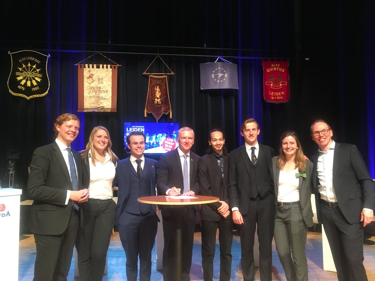 PKvV Leiden (@pkvvleiden) on Twitter photo Wethouder <a href="/RobertStrijk/">Robert Strijk</a>, directeur Leiden Marketing @MartijnBulthuis en de voorzitters van <a href="/minerva/">L.S.V. Minerva</a>, <a href="/LVVSAugustinus/">LVVS Augustinus</a>, <a href="/ssrleiden/">SSR-Leiden</a>, <a href="/vsl_catena/">VSL Catena</a> en <a href="/BestuurQuintus/">ALSV Quintus</a> ondertekenen het Jaarplan Student & Stad 2018! #leiden #stadsdebat #pkvv #studentenverenigingen Wethouder <a href="/RobertStrijk/">Robert Strijk</a>, directeur Leiden Marketing @MartijnBulthuis en de voorzitters van <a href="/minerva/">L.S.V. Minerva</a>, <a href="/LVVSAugustinus/">LVVS Augustinus</a>, <a href="/ssrleiden/">SSR-Leiden</a>, <a href="/vsl_catena/">VSL Catena</a> en <a href="/BestuurQuintus/">ALSV Quintus</a> ondertekenen het Jaarplan Student & Stad 2018! #leiden #stadsdebat #pkvv #studentenverenigingen
