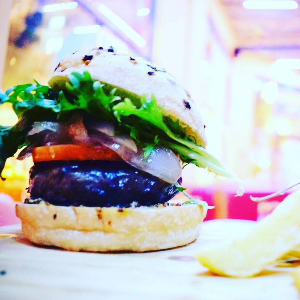 Mexicasbar's tweet photo. Queres probar nuestras  #burguergoumet ? Hace RT y listo!!!

Burguer + 1/2 pinta + nachos y cubiertos x $150 https://t.co/BSMMwusNUM