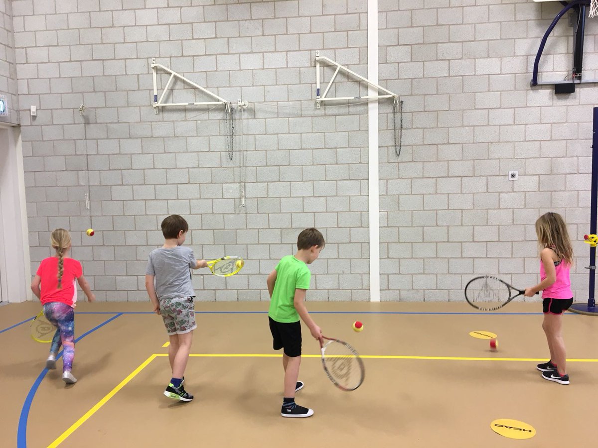 Appingedamgib's tweet photo. LTC ‘t Fivelveld organiseert deze week en volgende week voor alle groepen 3 t/m 6 schooltennis lessen in Appingedam. Dinsdag werd afgetrapt op basisschool Jan Ligthart! @HuisvoordeSport https://t.co/Y6iYRHKAmE
