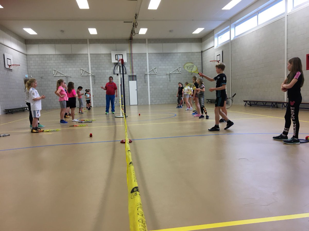 Appingedamgib's tweet photo. LTC ‘t Fivelveld organiseert deze week en volgende week voor alle groepen 3 t/m 6 schooltennis lessen in Appingedam. Dinsdag werd afgetrapt op basisschool Jan Ligthart! @HuisvoordeSport https://t.co/Y6iYRHKAmE