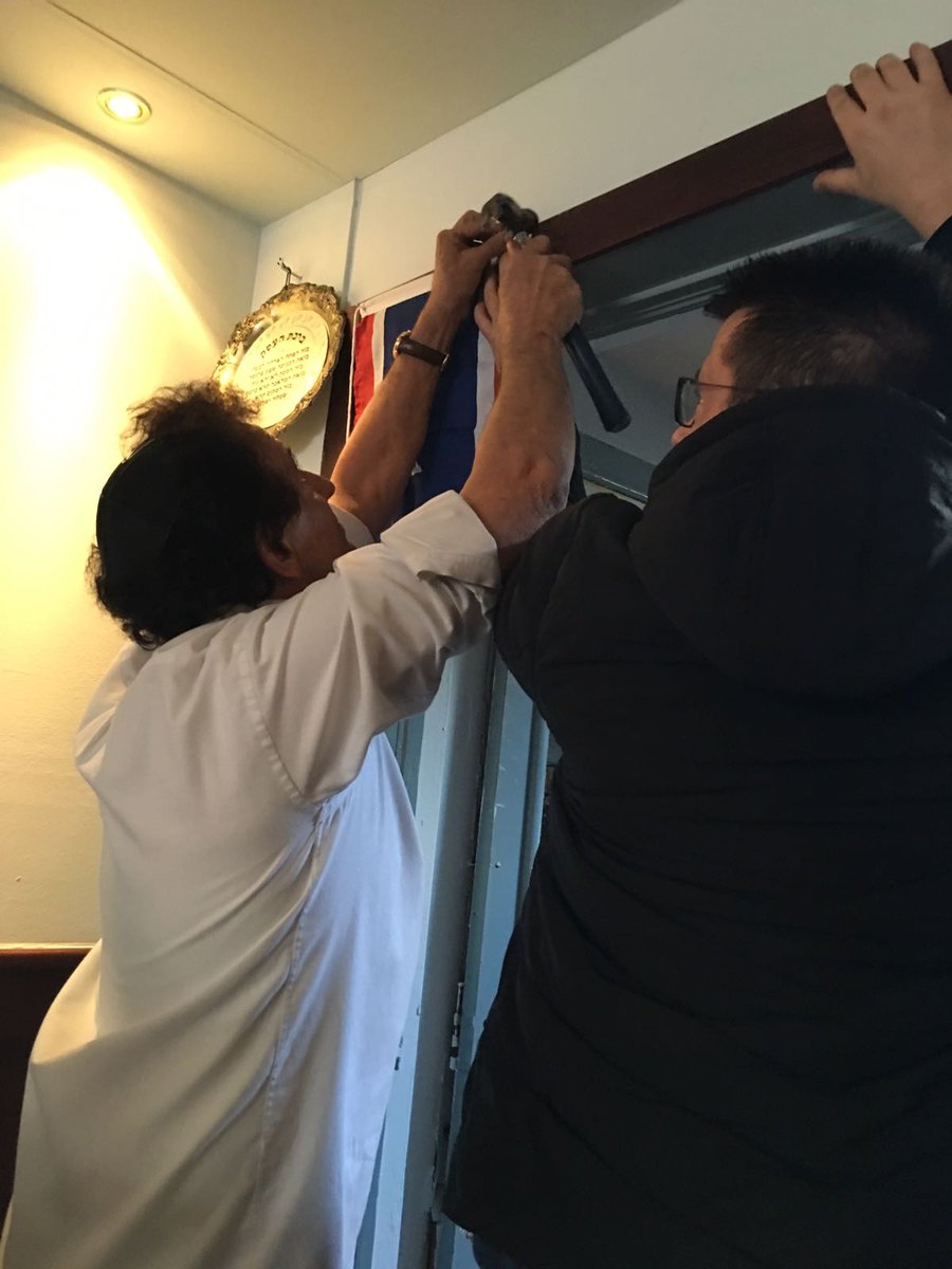 Middagje vertoeven in het 'belaagde'  restaurant HaCarmel in A'dam. Bemoedigde woorden gesproken met broeder Sami en gelijk maar ff samen de Urker vlag opgehangen. 🇮🇱🇮🇱🇮🇱😎