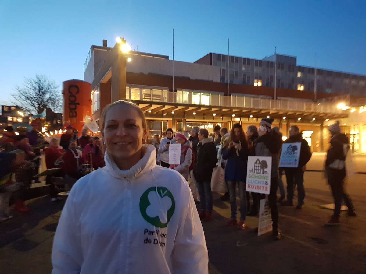 Ironisch en zorgelijk: bij protest voor schone lucht moet spreker vervanger sturen wegens zware longontsteking. Joyce van Heijningen is sterke support voor #rechtopgezondelucht . Beterschap Jonas! <a href="/AT5/">AT5</a>