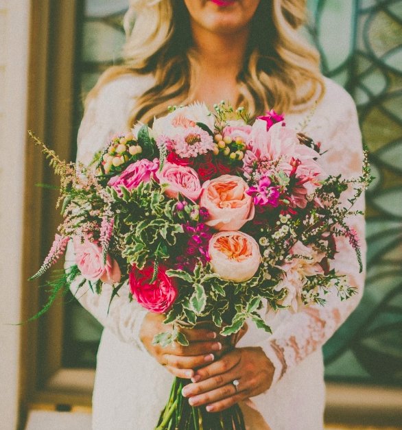 azflowerbar's tweet photo. There's nothing quite as spectacular as a giant bouquet full of garden roses, scabiosa, dahlias, veronica, wax flowers, and astilbe. Gorgeous!
photography: @waggonerhaus

#weddingflowers #beautiful #luxury #pursuepretty #inspiredesigncreate #azflowerbar https://t.co/kWbHoFB9bl