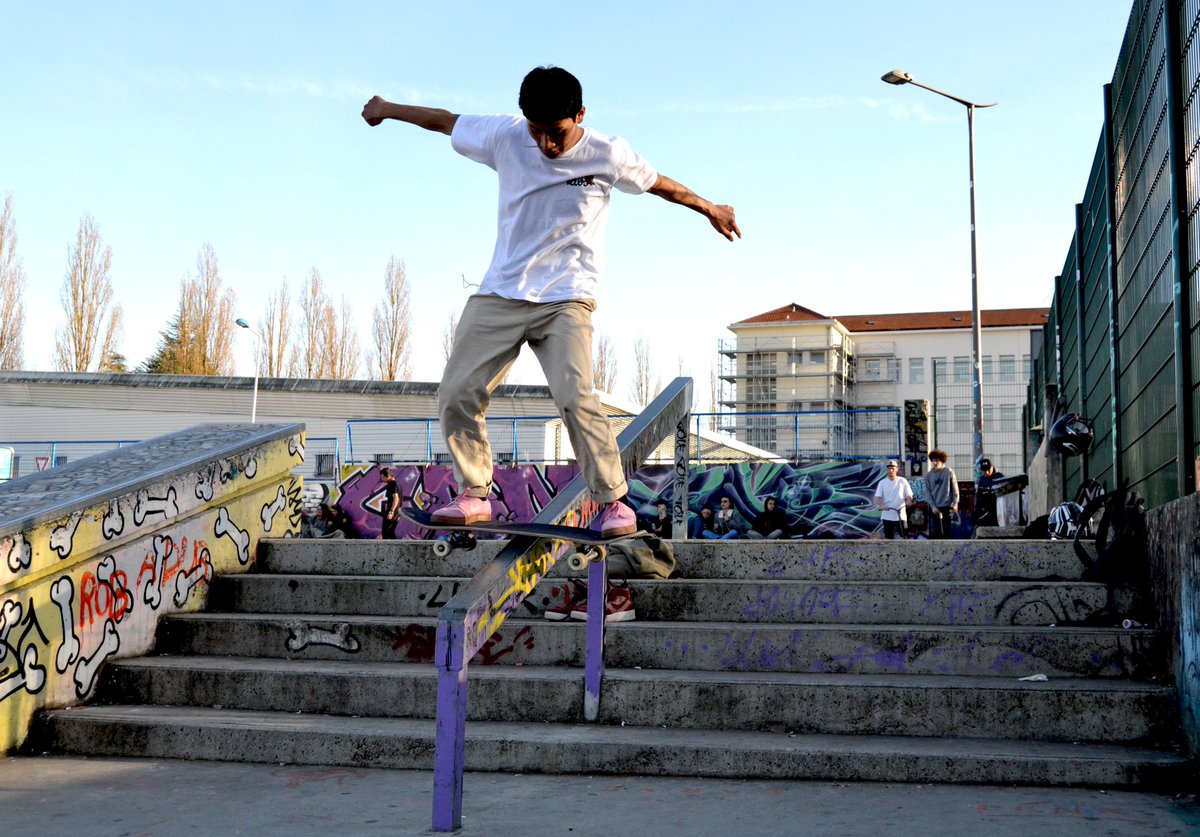 JordanLikeFr's tweet photo. photo que j'ai prise au skatepark de @Bourg_en_Bresse @JFDebat 
Des vrais talents présent sur ce terrain dommage qu'il sois limite par le manque de module. en espèrent que leur idée vont être entendu. https://t.co/l1CG2gnxMl