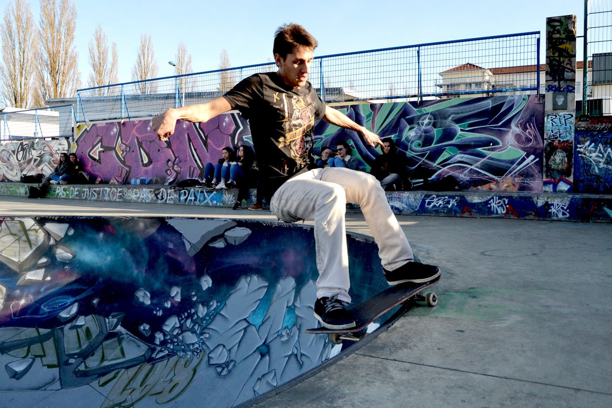 JordanLikeFr's tweet photo. photo que j'ai prise au skatepark de @Bourg_en_Bresse @JFDebat 
Des vrais talents présent sur ce terrain dommage qu'il sois limite par le manque de module. en espèrent que leur idée vont être entendu. https://t.co/l1CG2gnxMl