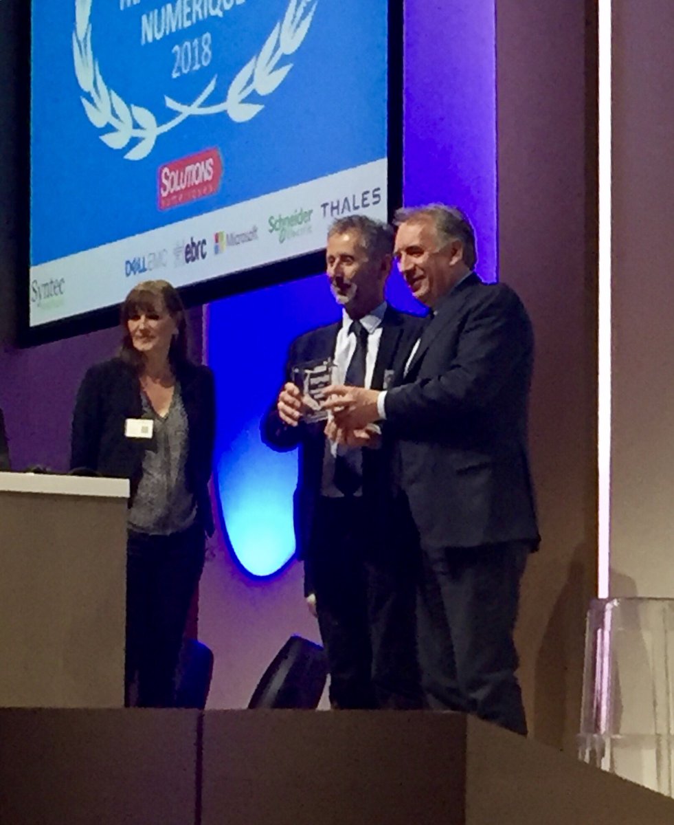 Ville_Pau's tweet photo. [Numérique ] François Bayrou reçoit en ce moment le Trophée de la transformation numérique catégorie urbanisme pour la mise en place de la solution Urban&amp;you cc @LaRepDpyrenees @SO_Pau  @Bleu_Bearn @F3Aquitaine https://t.co/6xrNZvhsij