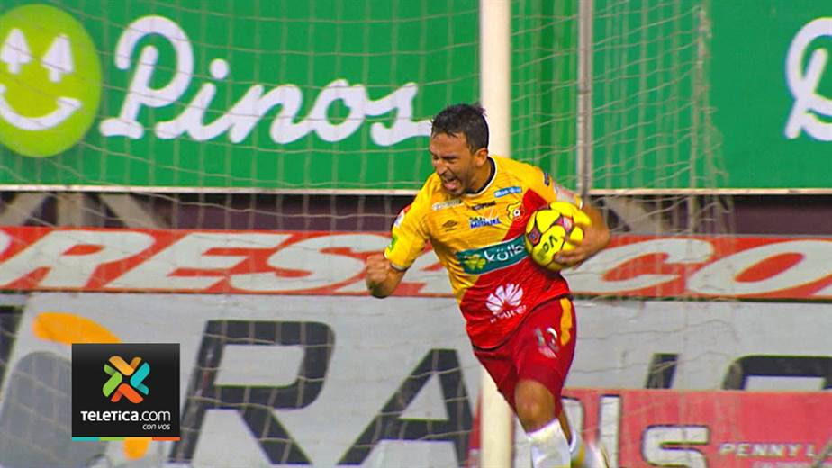 TeleticaTD7's tweet photo. #Azofeifa recibe dos partidos de multa tras análisis de video y se pierde juego ante @SaprissaOficial -https://t.co/eRzbWuXhJ0 https://t.co/chGoWlFHaQ