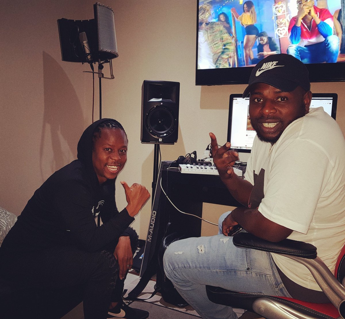 VEE_MAMPEEZY's tweet photo. With my brother @DjMaphorisa putting in some work in studio
The biggest producer in Africa,has produced for Wizkid,Drake,Mafikizolo,Kwesta now he is producing for me again https://t.co/eeEb4QanQw
