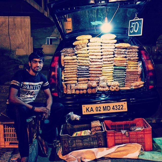 hanzabdulkalam's tweet photo. #bengaluru #localvendors #rain #cycling #findingjoy #streetphotography #nightlife #tweetit #pixelogics #pinit https://t.co/6myc8tpxWw