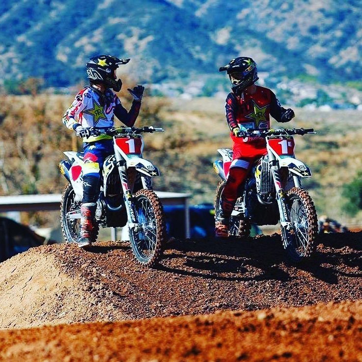 supercrossking's tweet photo. Will the 2019 #supercross season look like this? #redplates @Husqvarna1903 @HusqvarnaUSA #Husqvarna #supercross @elhombre_21 @zacho_16 📸@AirohHelmet #2019 @Rockstar_Racing @rockstarenergy @alpinestars @FlyRacingUSA https://t.co/W4Kr0tDsSx