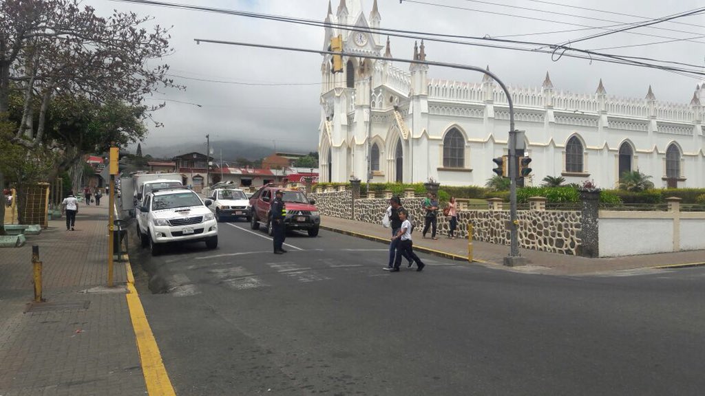 DeividRuizMedi1's tweet photo. En @fuerzapublicaCR de San Isidro #Heredia estamos comprometidos con la SEGURIDAD de los niños. Velamos por la entradas y salidas de las clases; de nuestra comunidad escolar. #ClasesSeguras2018 #HacemosNuestroTrabajo https://t.co/MTiMk9JJlf
