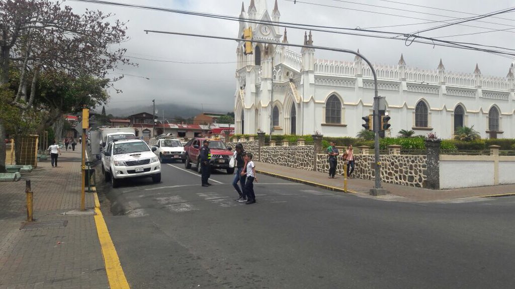 DeividRuizMedi1's tweet photo. En @fuerzapublicaCR de San Isidro #Heredia estamos comprometidos con la SEGURIDAD de los niños. Velamos por la entradas y salidas de las clases; de nuestra comunidad escolar. #ClasesSeguras2018 #HacemosNuestroTrabajo https://t.co/MTiMk9JJlf