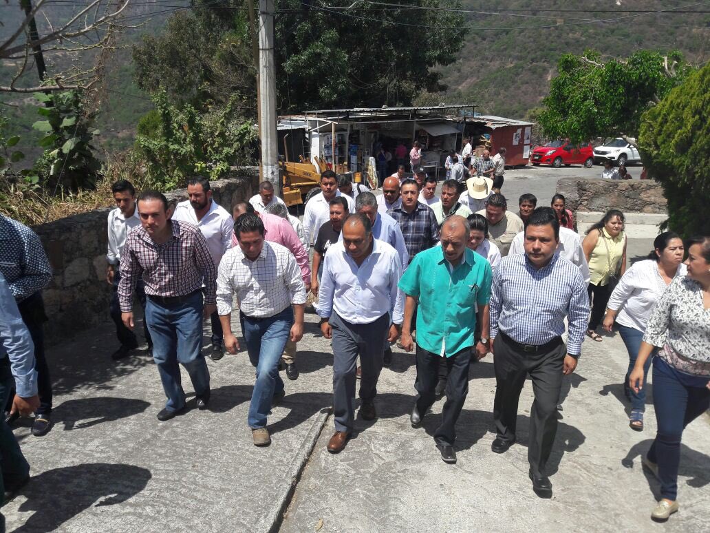 Dentro de nuestra jornada en Taxco que inició con un programa cultural, nos encontramos visitando la unidad habitacional del INFONAVIT. Aquí estuvimos desde el día del sismo, hemos avanzado en el proceso de reconstrucción y aquí estaremos siempre que nos necesiten.