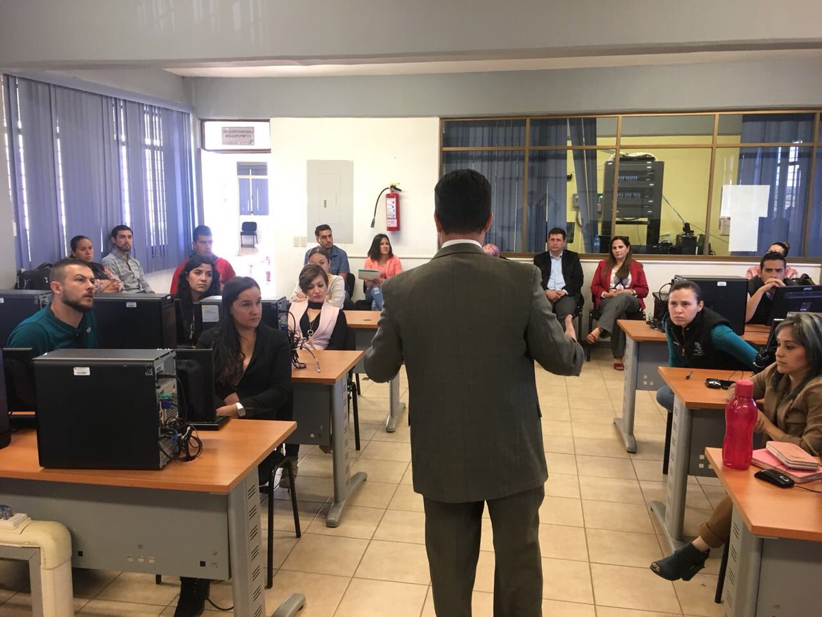 RomeroMenaFco's tweet photo. Charla con docentes, administrativos y directivos del plantel de San Ignacio Cerro Gordo. Un gusto @judithffonseca el poder pasar un tiempo con tu personal y agradecido con todos y cada uno por su disposición. 
¡Saludos a todos! https://t.co/Qe3wSSbTDB