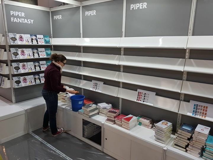 piperverlag's tweet photo. Slowly but surely ... 🙈📚 #lbm18 #piperteam https://t.co/fSF7pZSEgJ