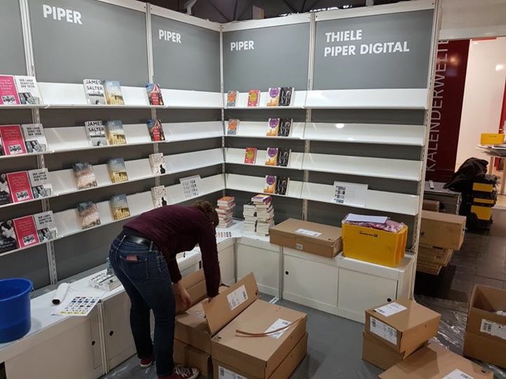 piperverlag's tweet photo. Slowly but surely ... 🙈📚 #lbm18 #piperteam https://t.co/fSF7pZSEgJ