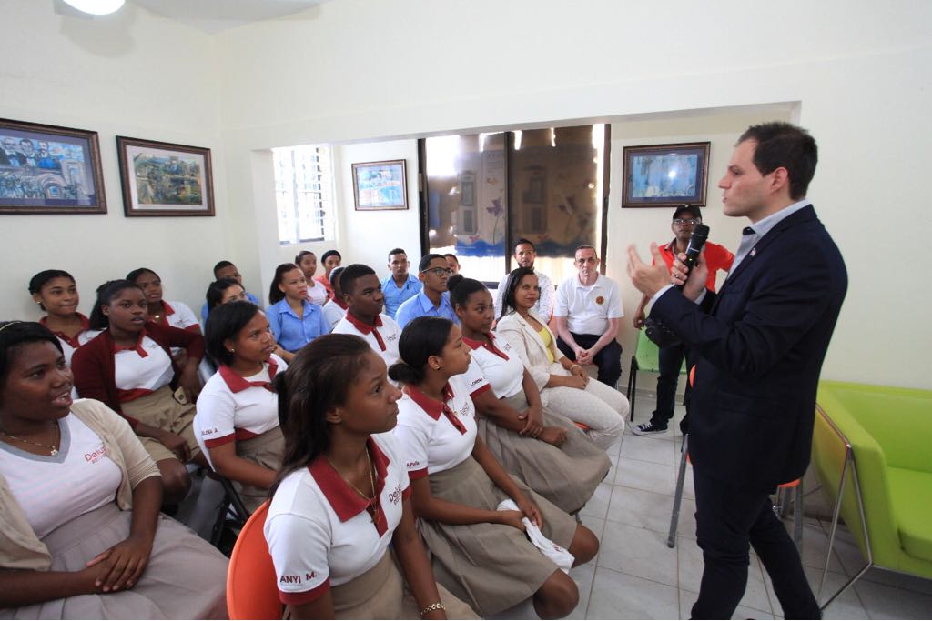 JuventudRD's tweet photo. En la #CasaDeLaJuventud de Pedro Brand se celebró hoy la primera charla #HablemosDeEmprender,💡impartida por el viceministro de emprendimiento, @YasserJordan. #JuventudDespega https://t.co/uZfaqkPJtn