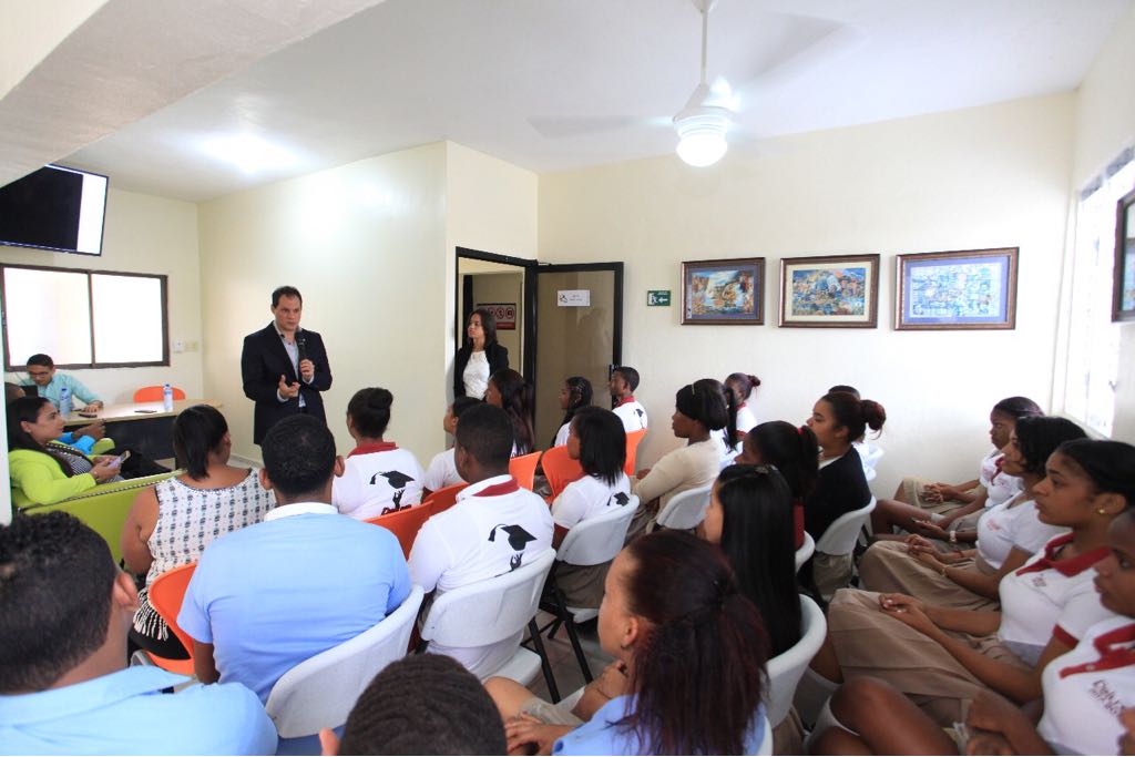 JuventudRD's tweet photo. En la #CasaDeLaJuventud de Pedro Brand se celebró hoy la primera charla #HablemosDeEmprender,💡impartida por el viceministro de emprendimiento, @YasserJordan. #JuventudDespega https://t.co/uZfaqkPJtn