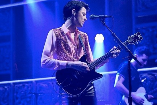 Grammy-nominated singer-songwriter <a href="/JamesBayMusic/">James Bay</a> performed on <a href="/nbcsnl/">Saturday Night Live - SNL</a> March 10, 2018, debuting his new single #PinkLemonade with his 
<a href="/frank_brothers/">Frank Brothers Guitar Co.</a> guitar! ow.ly/dtWK30iWDR6