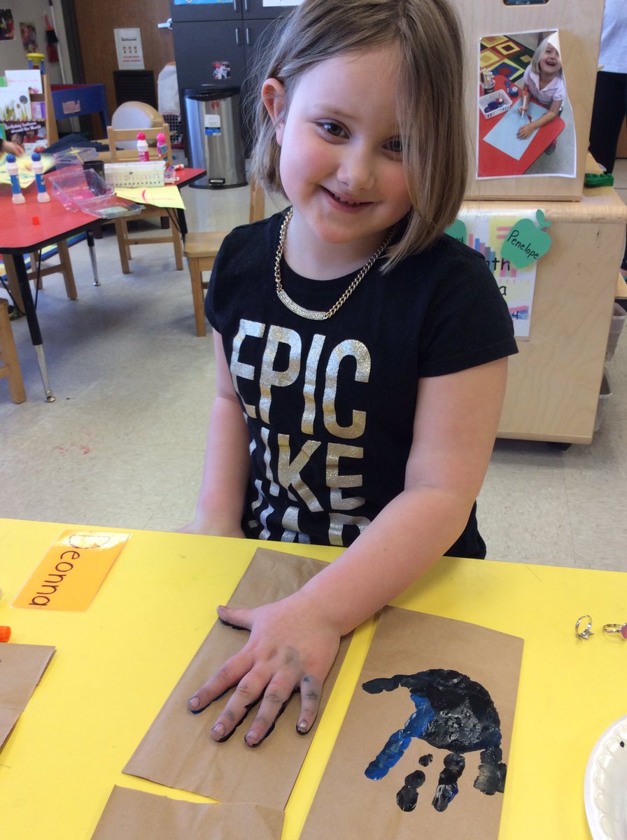 msjillcardpk's tweet photo. We are painting black and blue handprints on lunch sacks for our classroom sponsor the Clinton Police Department. CHS FCCLA will be treating them to lunch. We have been wishing you well! #WeBackThe Blue #ClintonPD #BrightFutures https://t.co/k2OanYXDJ6