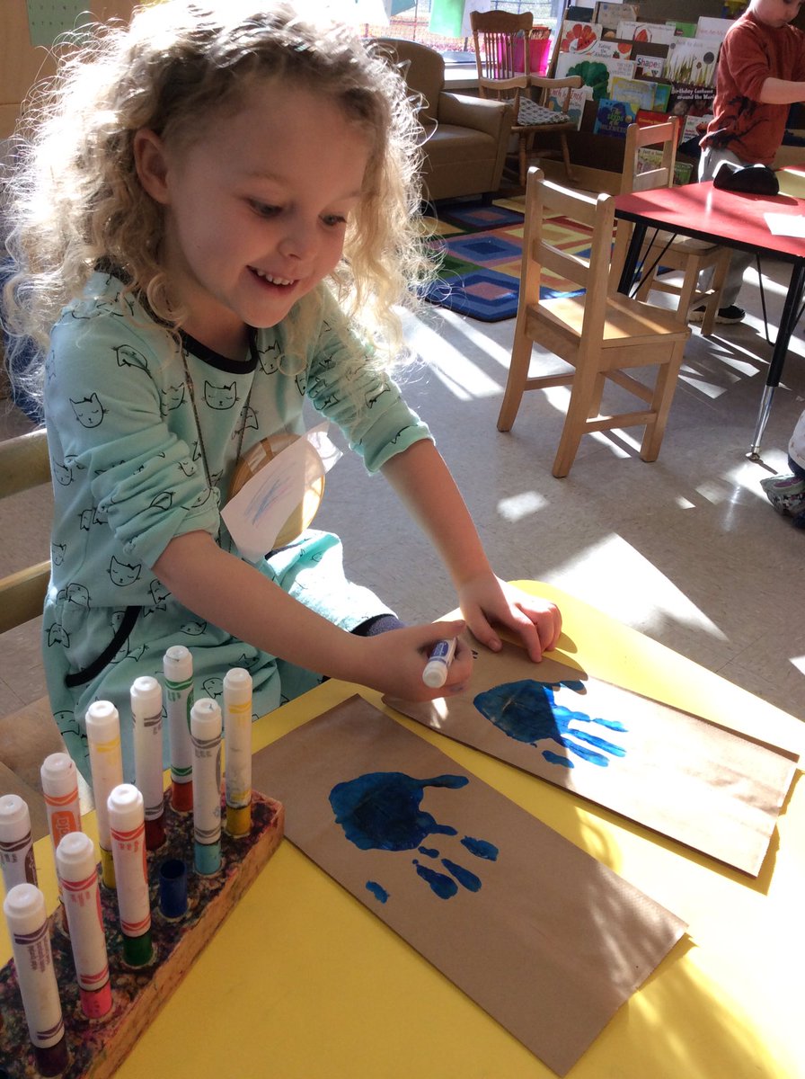 msjillcardpk's tweet photo. We are painting black and blue handprints on lunch sacks for our classroom sponsor the Clinton Police Department. CHS FCCLA will be treating them to lunch. We have been wishing you well! #WeBackThe Blue #ClintonPD #BrightFutures https://t.co/k2OanYXDJ6