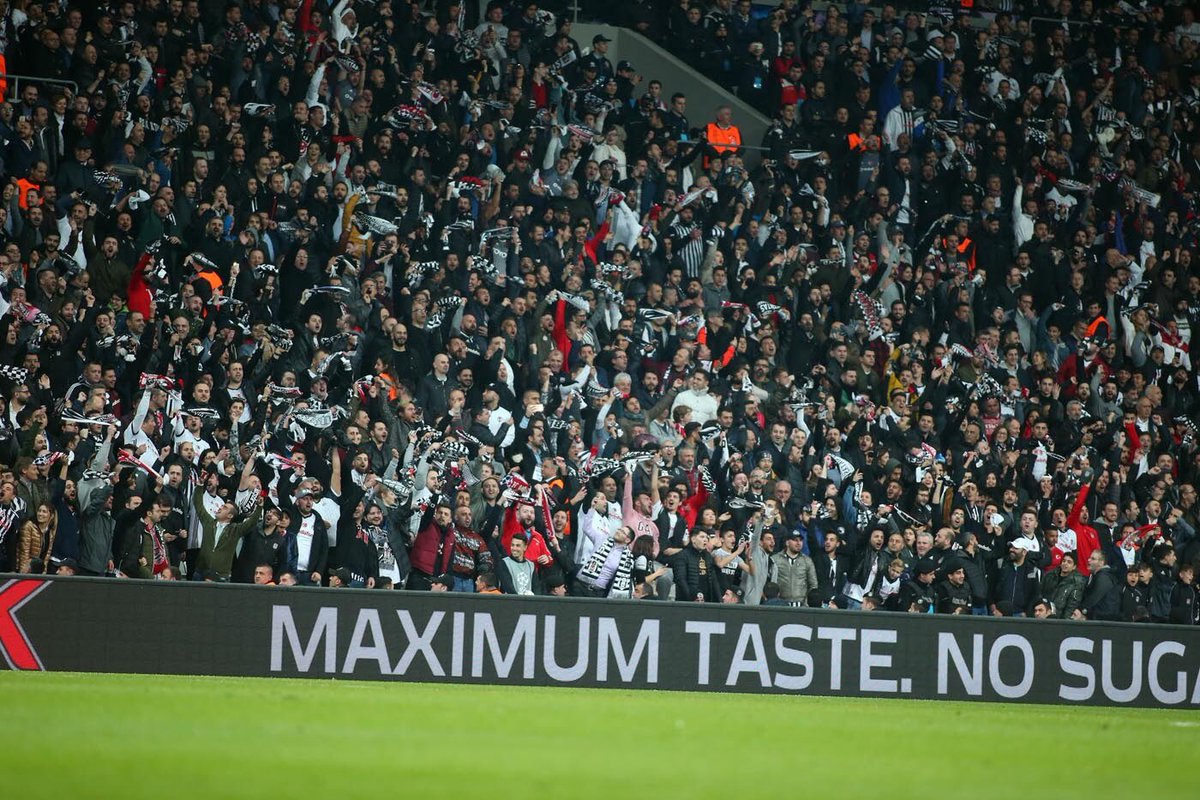Besiktas's tweet photo. Daima yanımızda olan, desteğini her zaman sergileyen ailemize sonsuz teşekkürler... #Beşiktaş https://t.co/sGF2RBogxI