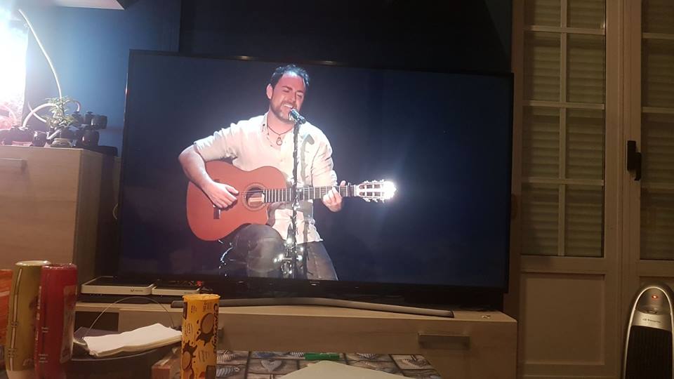 felixfernandez_'s tweet photo. Me mandan esta foto de un gallego llamado Adrián viendo mi videoclip "Déjame Invitarte" en su sala  ¡¡y en un pantallón!!

Que ilusión me siguen haciendo estas cosas....

¡¡Muchas gracias por compartirlo!! https://t.co/zwOmQLXMaV