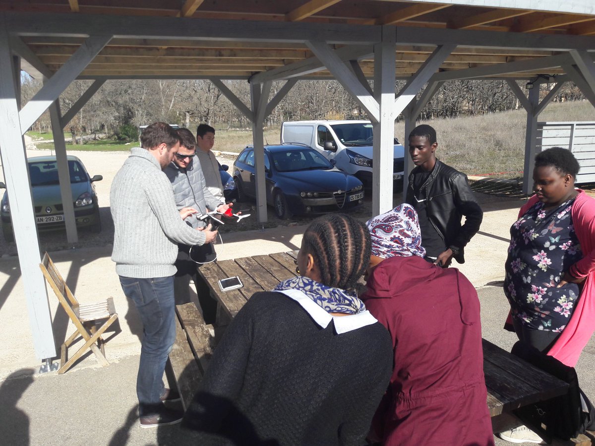 grouardfrancois's tweet photo. [#drone] J-1 👉 et voilà le projet drones part de là.
Les jeunes de @E2C_Marseille découvrent les possibilités immenses en terme d'emplois air-terre-mer et découvrent le pilotage.
Prochaines étapes montage-soudage-programmation-pilotage.
Merci à AtechsysAcademy FinancièreMonceau https://t.co/3WhPQw9HI6