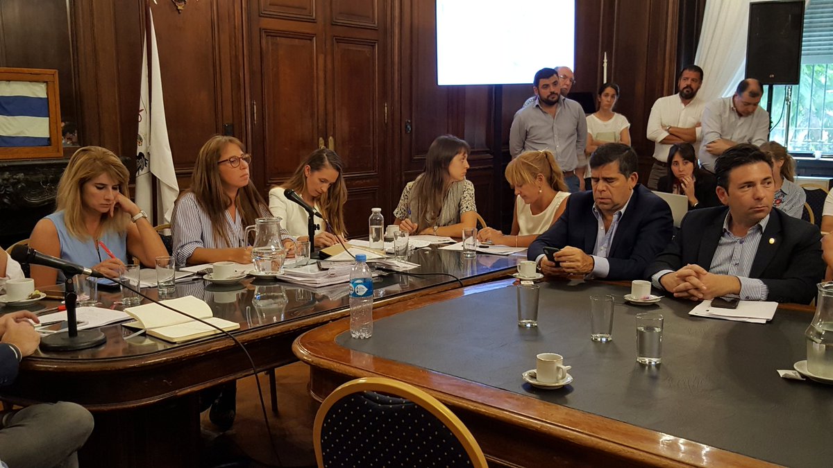 vascagarcia's tweet photo. Avanzamos un pasito más para que cada vez seamos más los que nos movemos por la Ciudad de manera sustentable. En reunión de #TránsitoYTransporte y #Presupuesto firmamos el despacho para seguir ampliando el sistema @BAecobici https://t.co/652ZT8td0F
