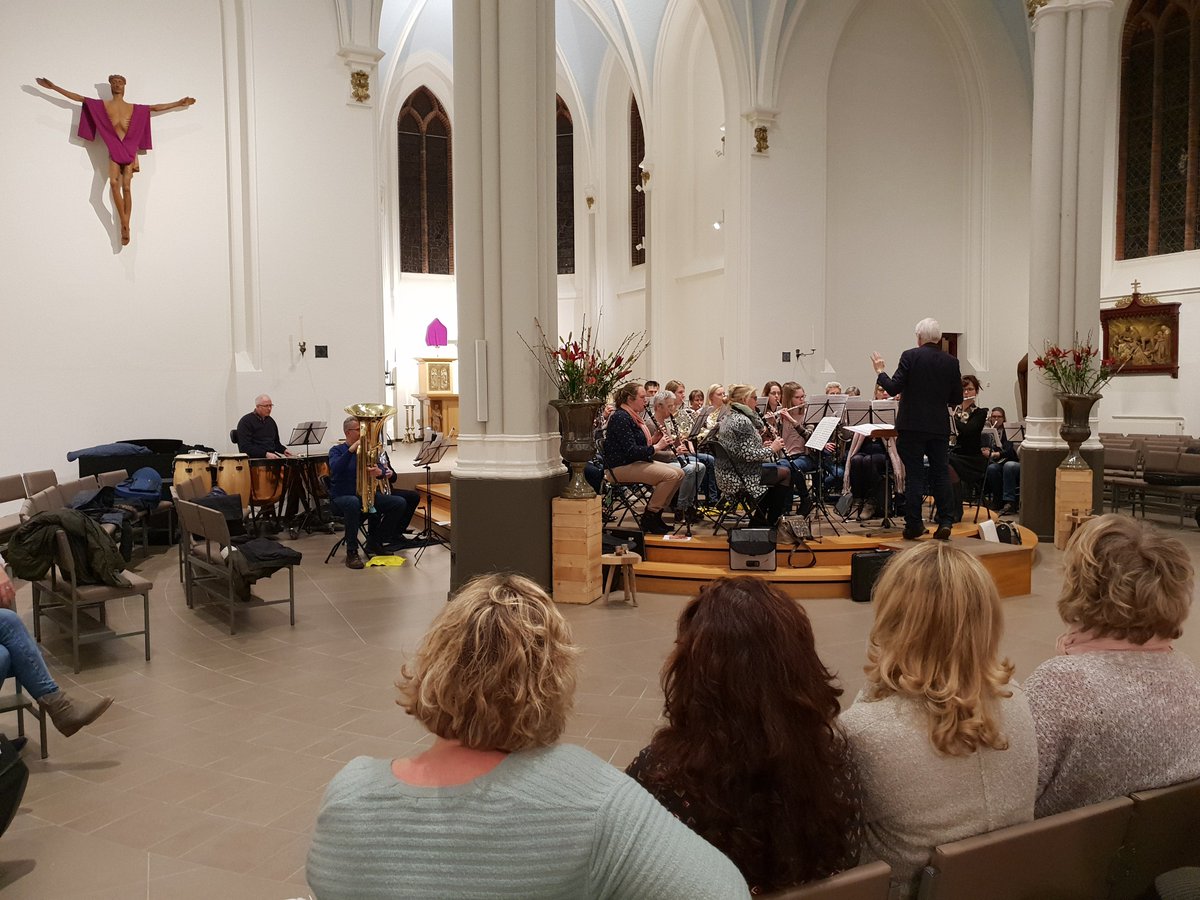 PopkoorBloom3's tweet photo. Generale repetitie voor ons gratis concert van komende zondag 18 maart in de St.Victorkerk #Noordwijkerhout Samen met de Harpe Davids oefenen we de hele doorloop. De bekende puntjes op de "i". Komt u ook? Kerk is om 13.30 uur open, concert begint om 14.00 uur. https://t.co/SP48vXZGBq