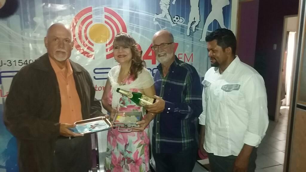 Fullnota_Ven's tweet photo. Con mucho gusto celebramos el Bautizo del nuevo sencillo ¨VENEZUELA EN UN CORAL¨ de una nuestras artistas, @arelystrilogias. Siempre acompañada de #FullNota @leonardofuert, en la emisora @rumbastereo947f ¡No te lo pierdas!

#FullNota #Venezuela #Música #Artistas https://t.co/m9h22yXMvf