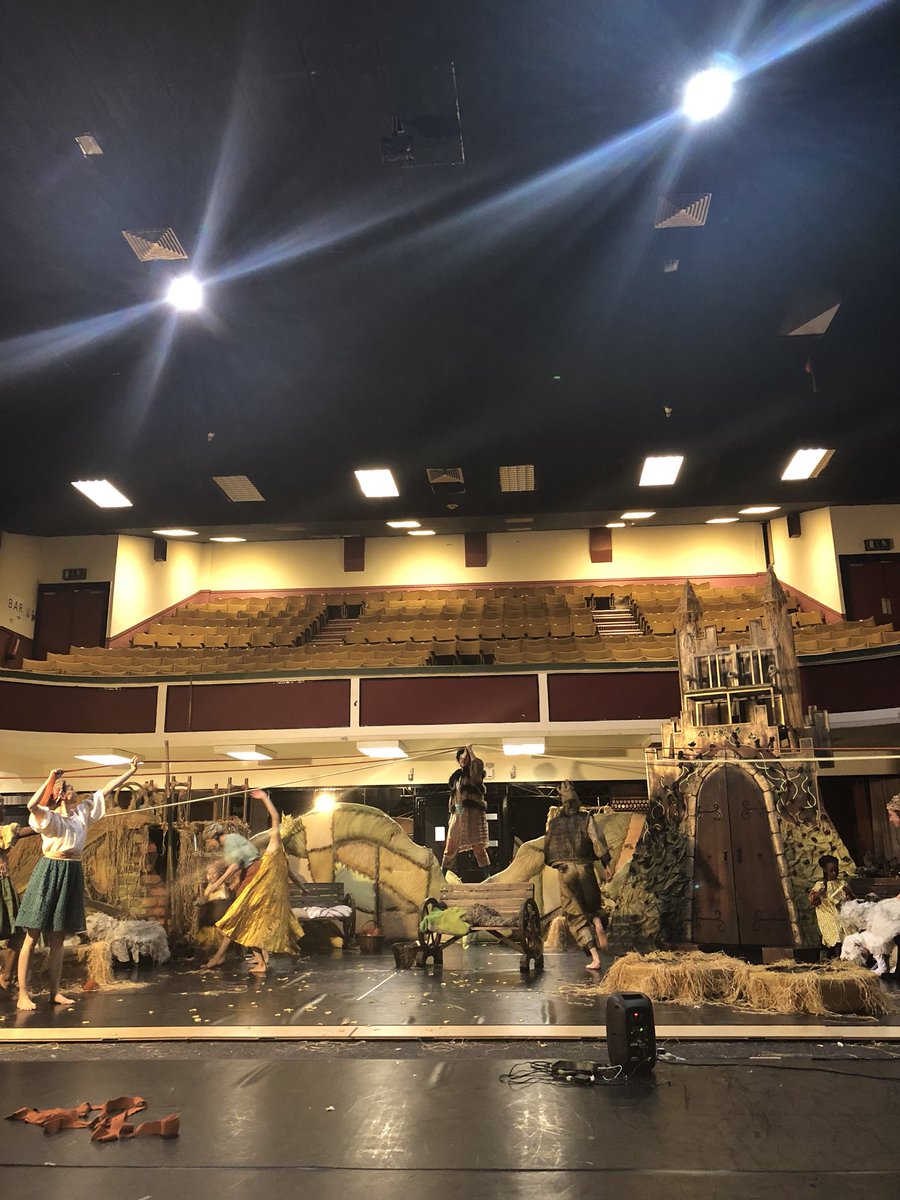 TomasAzocarN's tweet photo. Felt very lucky to be able to sit and watch the dress rehearsal of Rumpelstiltskin performed by the amazing dancers at @balletlorent just before they go on tour! #balletlorent https://t.co/KUFNCk0lcv