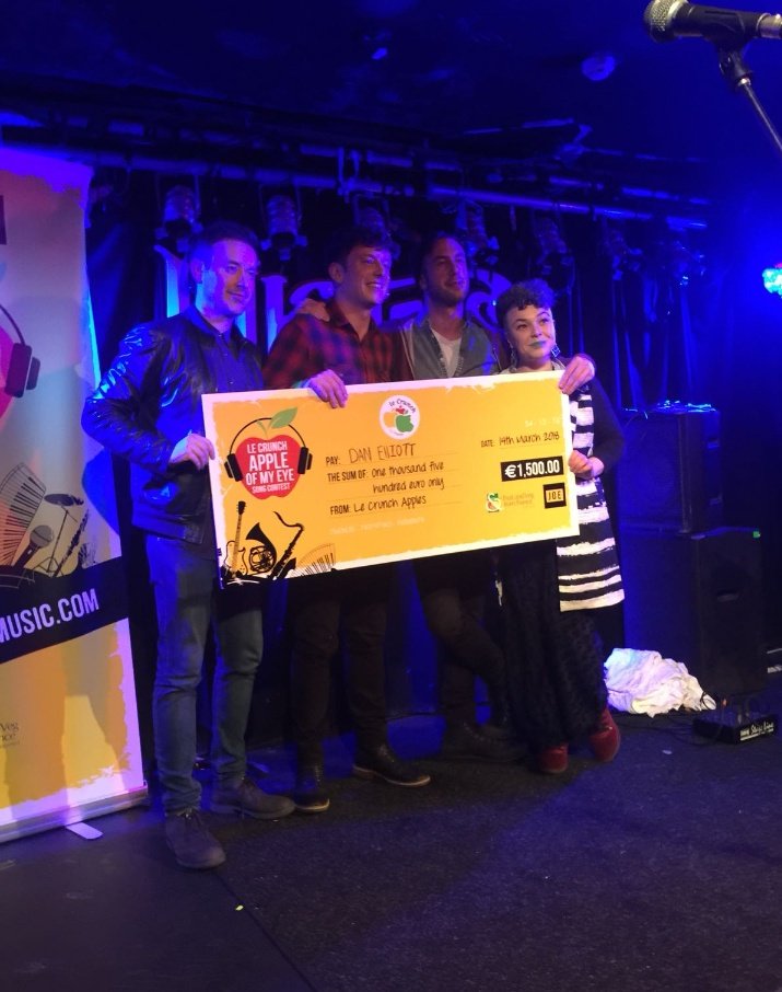 RealNationEE's tweet photo. Congrats to tonight's winner of the  @lecrunchapples song contest..... Dan Elliott! Well done Dan!!! Thanks to our amazing judges @JessNoelleSoul @JackORourkes @PaddyMcKenna #lecrunch #irishmusic #appleofmyeye https://t.co/871X3OQnZB